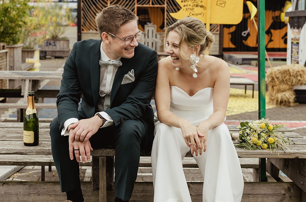 Hochzeitspaar am Stadthafen Rostock Hochzeitspaar am Stadthafen Rostock an der Hafendommel