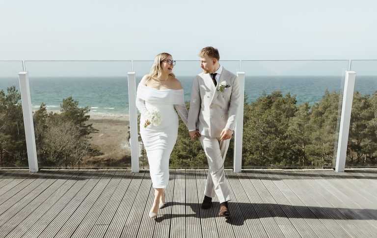 Hochzeitspaar auf der Dachterrasse des Strandhotel Fischland in Dierhagen mit der Ostseeblick