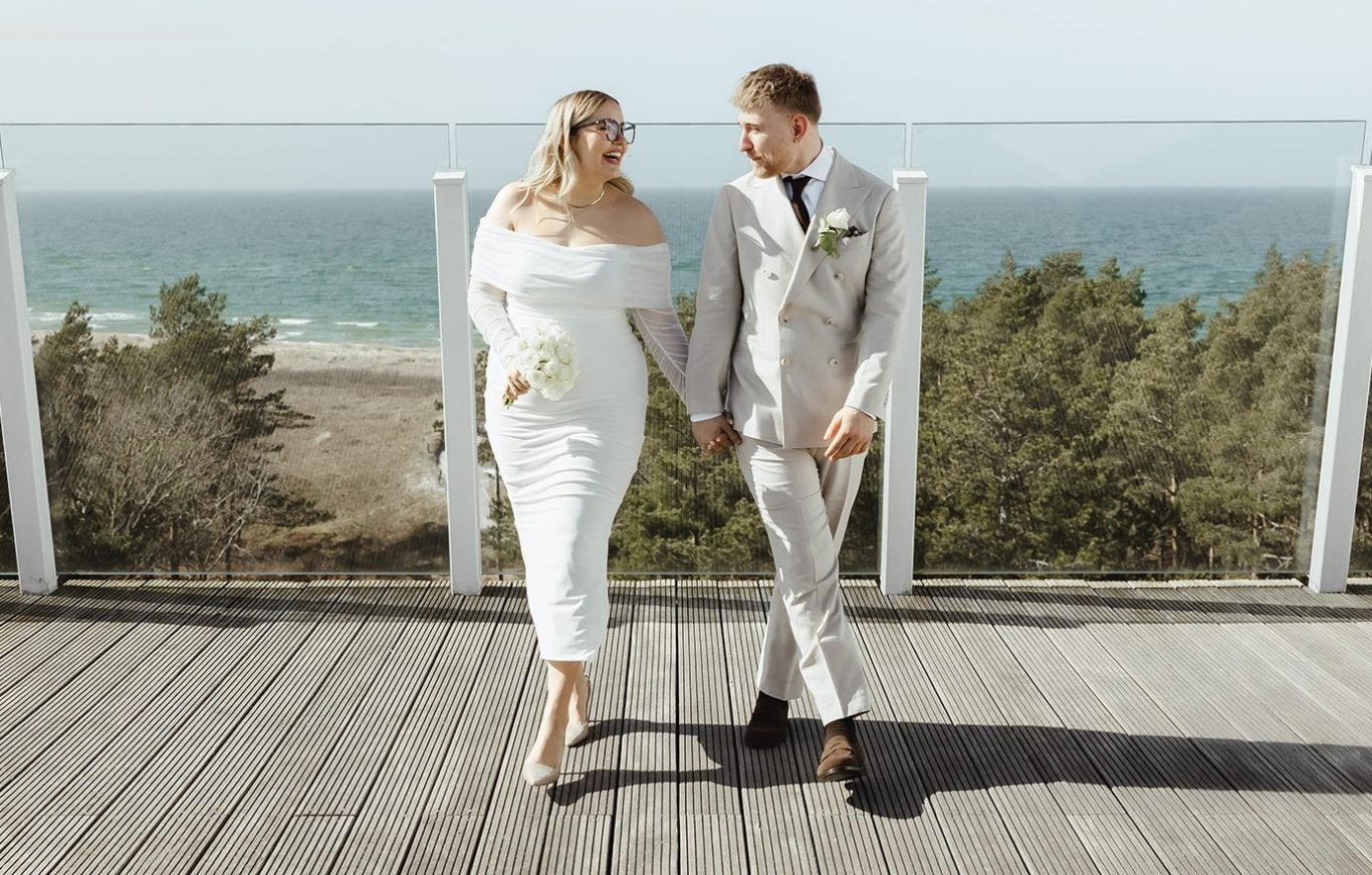 Hochzeitspaar in Dierhagen im Strandhotel Fischland Hochzeitspaar spaziert auf der Terrasse des Strandhotel Fischland in Dierhagen