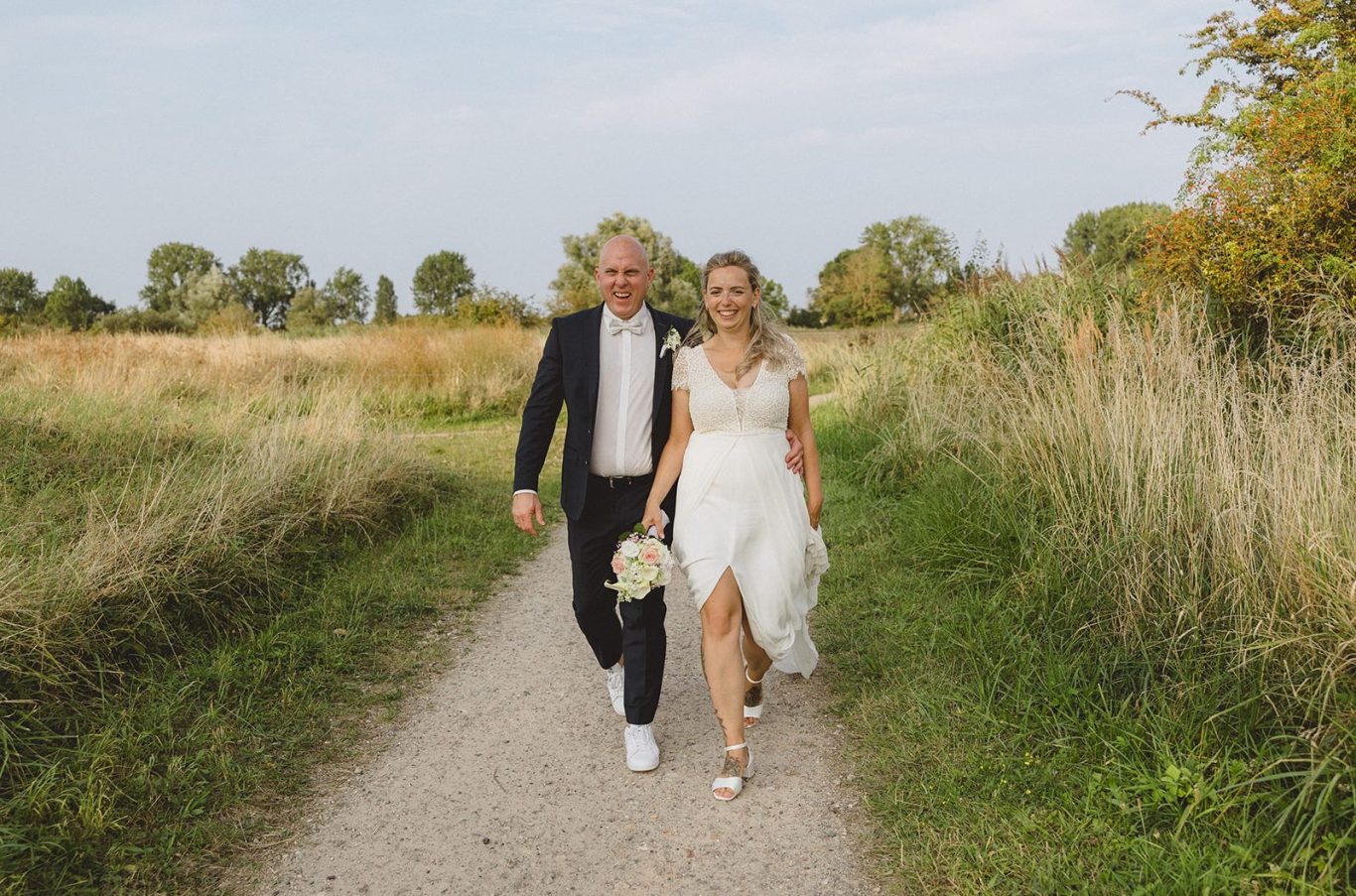 Hochzeitspaar am Abend beim Gutshaus Moisall