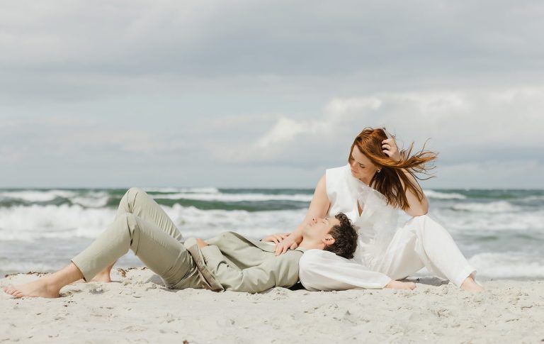 Brautpaar am Strand von Ahrenshoop mit viel Wind und Wellen