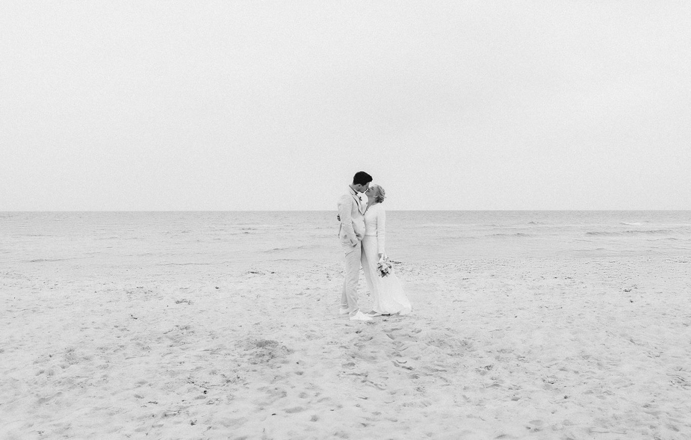 Hochzeitsfotos am Strand von Wustrow und Ahrenshoop Hochzeitspaar am Strand von Wustrow nach der standesamtlichen Hochzeit im The Grand in Ahrenshoop