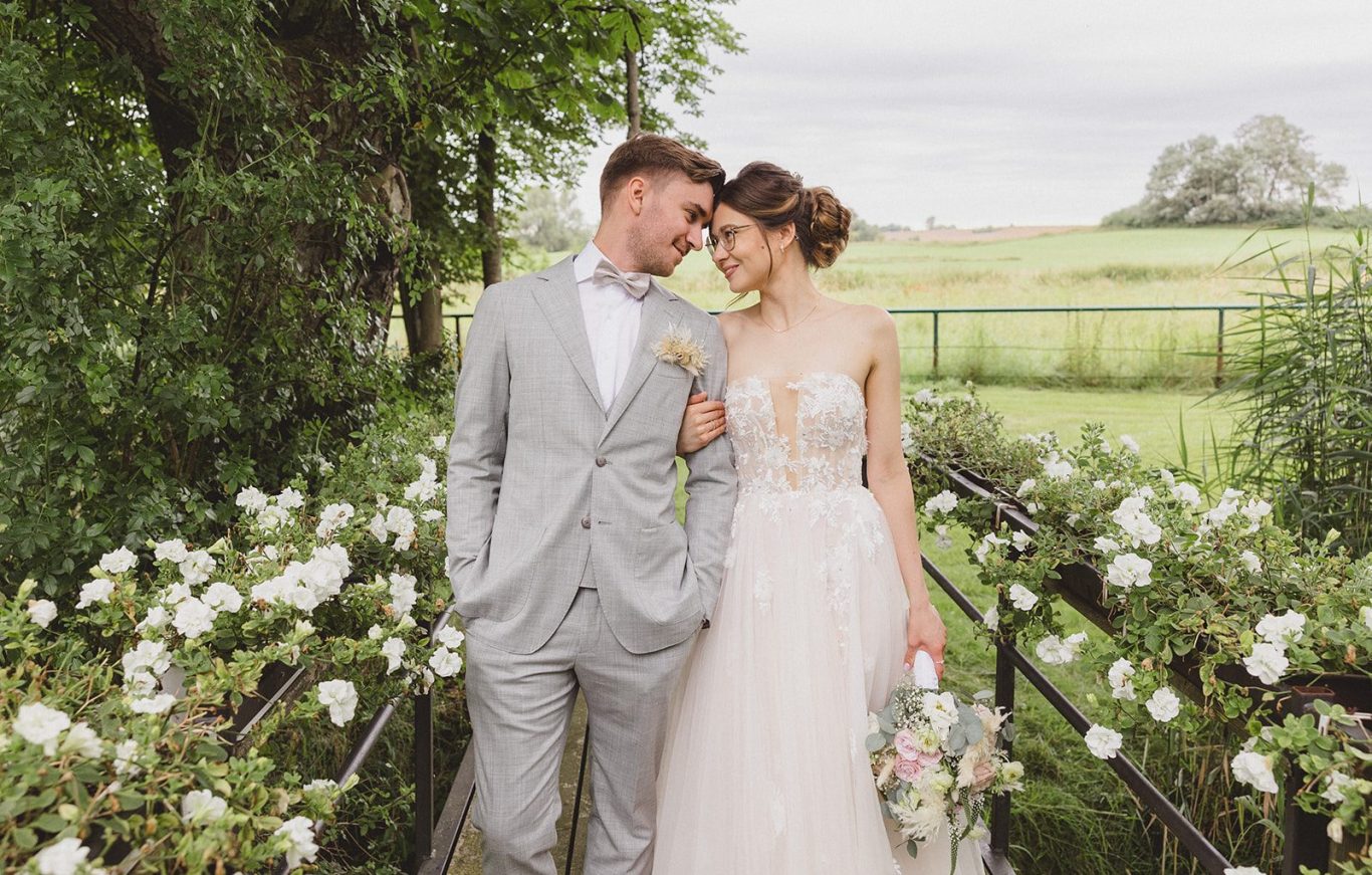 Hochzeit Gutshaus Moisall Hochzeitspaar im Park des Gutshaus Moisall
