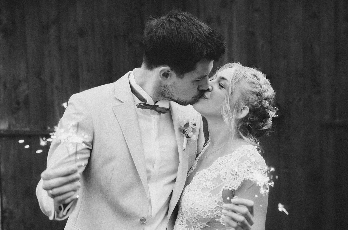 Hochzeit in Wustrow Hochzeitspaar mit leuchtenden Wunderkerzen in Wustrow